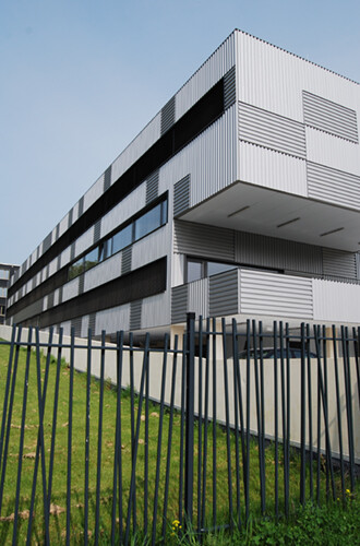 Budynek prezentuje oryginalne, ale harmonijne połączenie kubatur na dwóch poziomach 