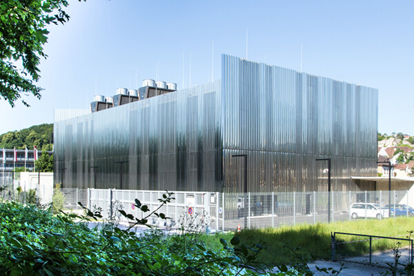 To centrum przechowywania danych w Bazylei ma prążkowaną fasadę wykonaną zarówno z perforowanych, jak i litych paneli stalowych. Prefabrykowane hale stalowe dla centrum danych.